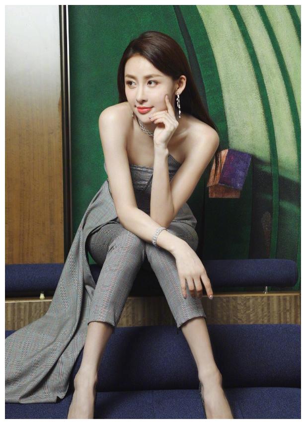 干练西裤,让贾青看起来很是时髦,抹胸的款式让贾青的身材展现的非常好