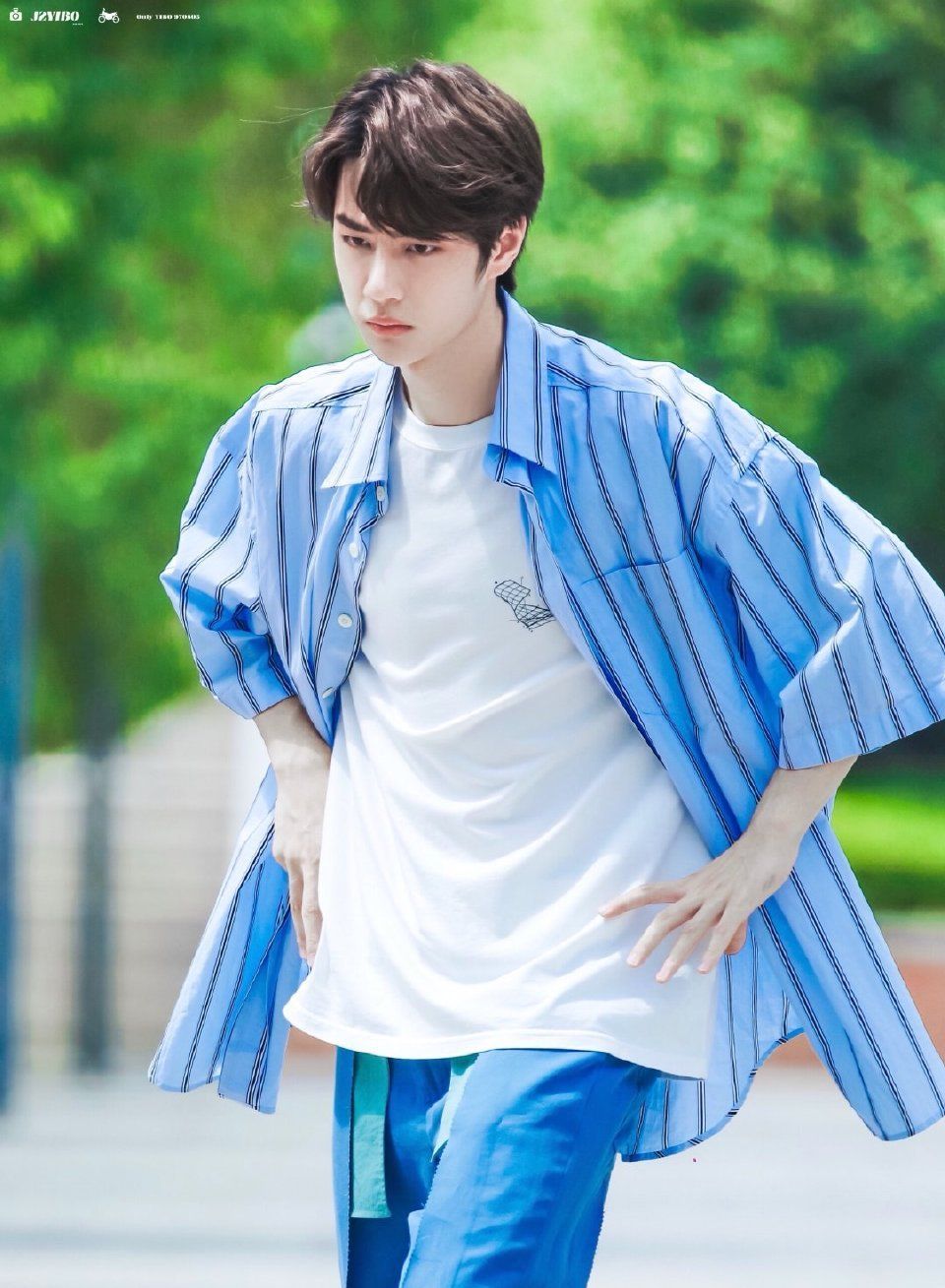 条纹衬衫玩滑板的王一博,还有谁敢这样穿