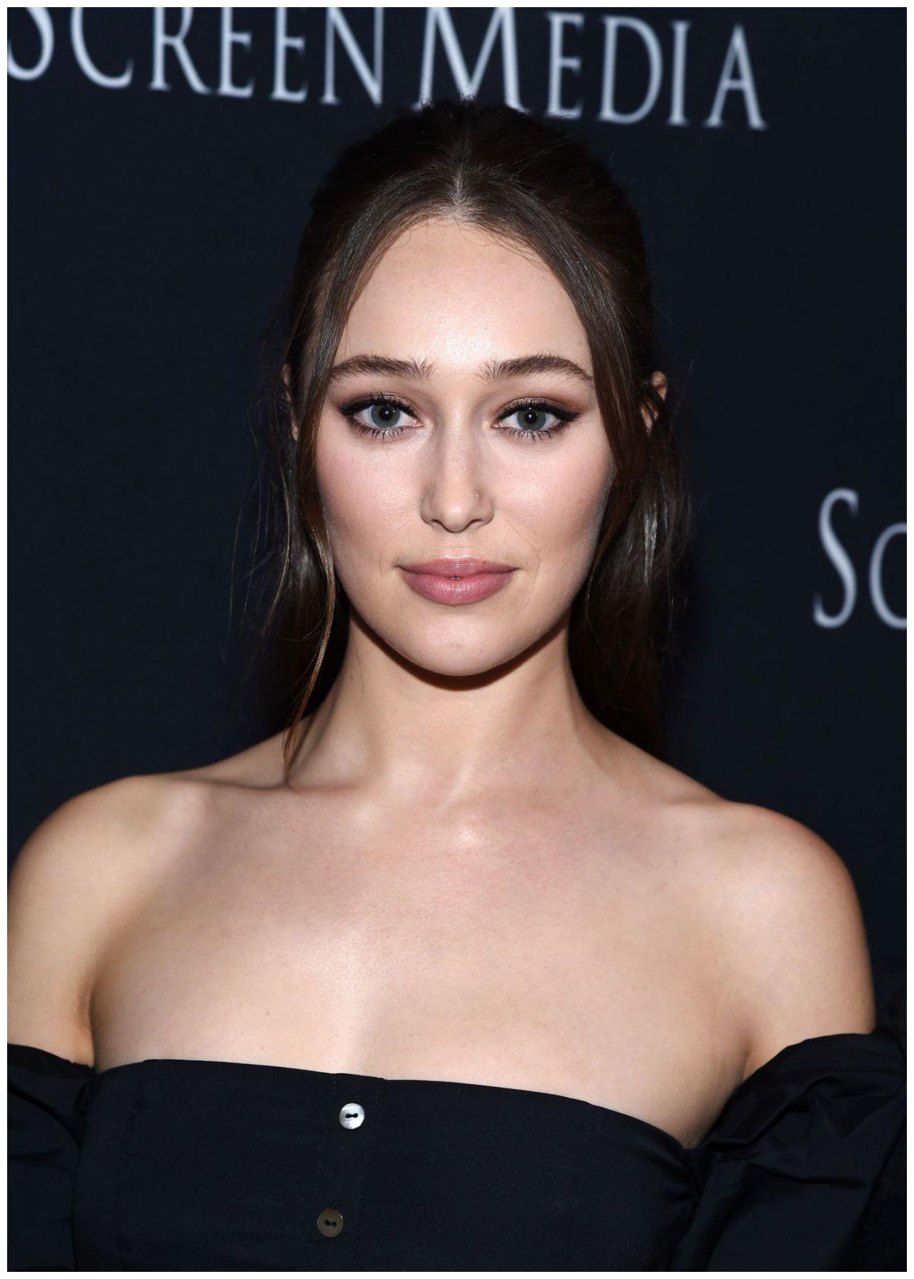 澳大利亚女星阿莉西娅·狄南黑色长裙参加圣莫妮卡举办的活动