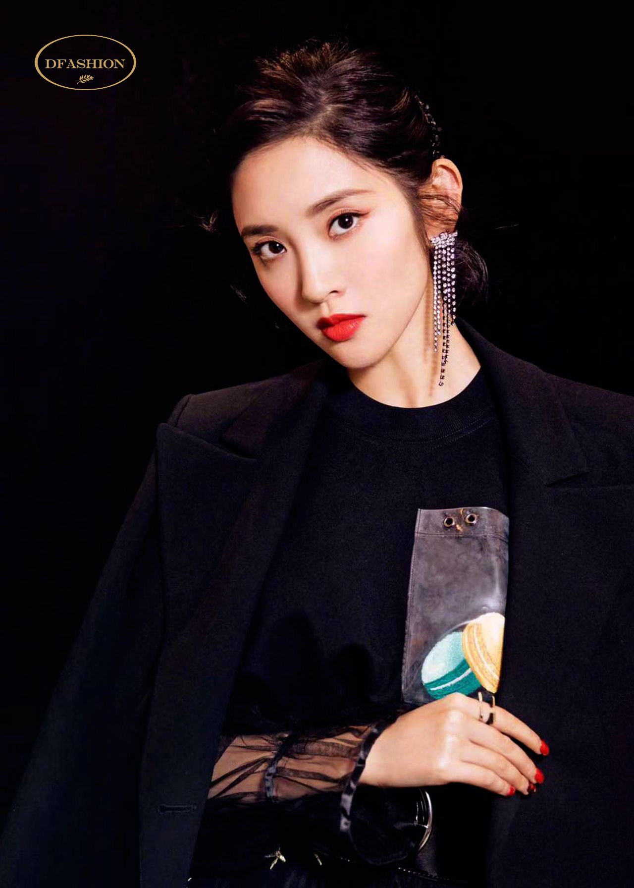 明星唐艺昕黑色西装搭配纱裙时装周活动风尚秀