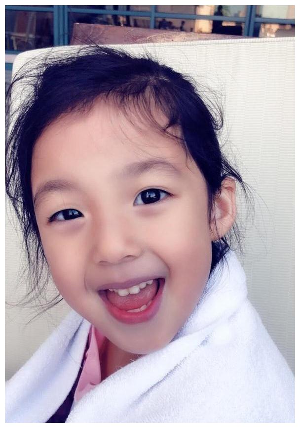 刘畊宏女儿小泡芙长高了,亭亭玉立软萌可爱,笑眼弯弯像个小公主