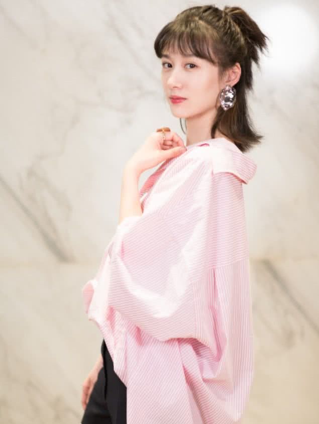 青春斗徐悦身穿一件条纹衣非常温婉迷人网友这是睡衣吧