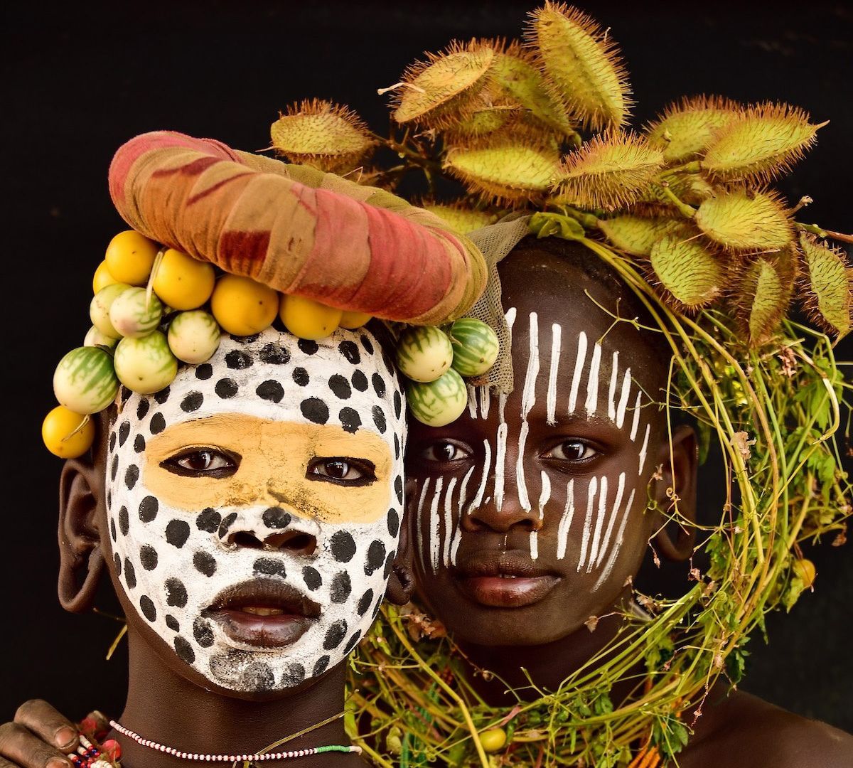 非洲边远部落的女孩如何化妆石粉是面霜植物是首饰