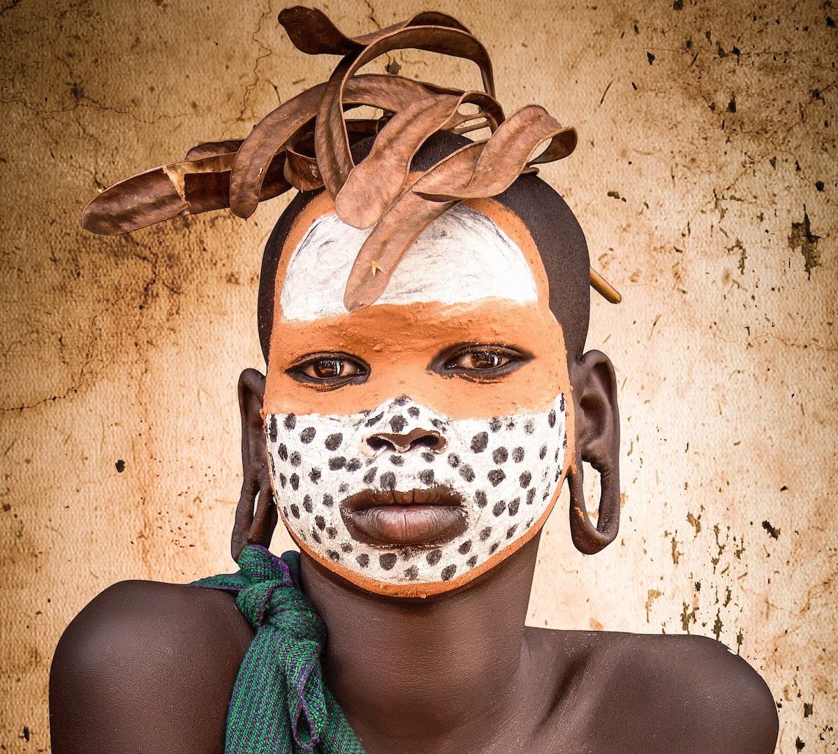 非洲边远部落的女孩如何化妆石粉是面霜植物是首饰