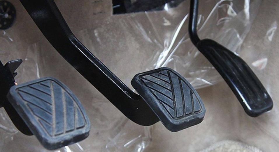 "地板式"油门和"悬挂式"油门有啥区别?听厂商说完,终于懂了