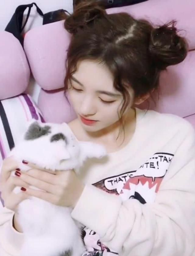 从照片其实能看得出来,鞠婧祎小小的脸配上这头哪吒头,整个人的装扮都