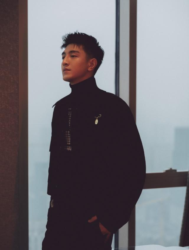 男星走红毯只能穿西装金瀚夹克配高腰裤太有型,外搭皮衣帅翻天