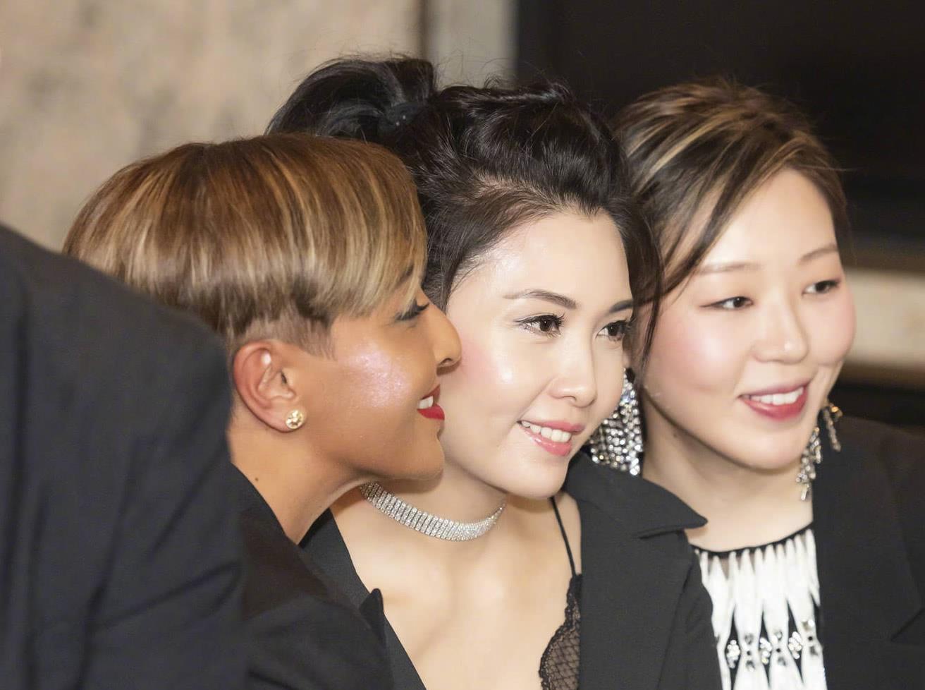 性感女神邱淑贞久违的公开亮相,现身郭富城演唱会,颜值依旧绝美