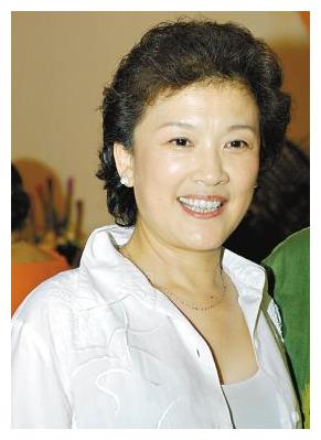 她是国家一级演员因流产34年不孕61岁喜当妈人生圆满