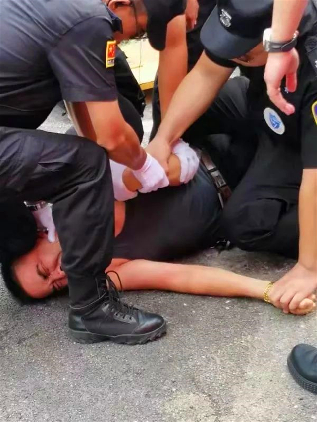 华哥被刺第五天后出院,任达华微笑出院,感谢大家关心