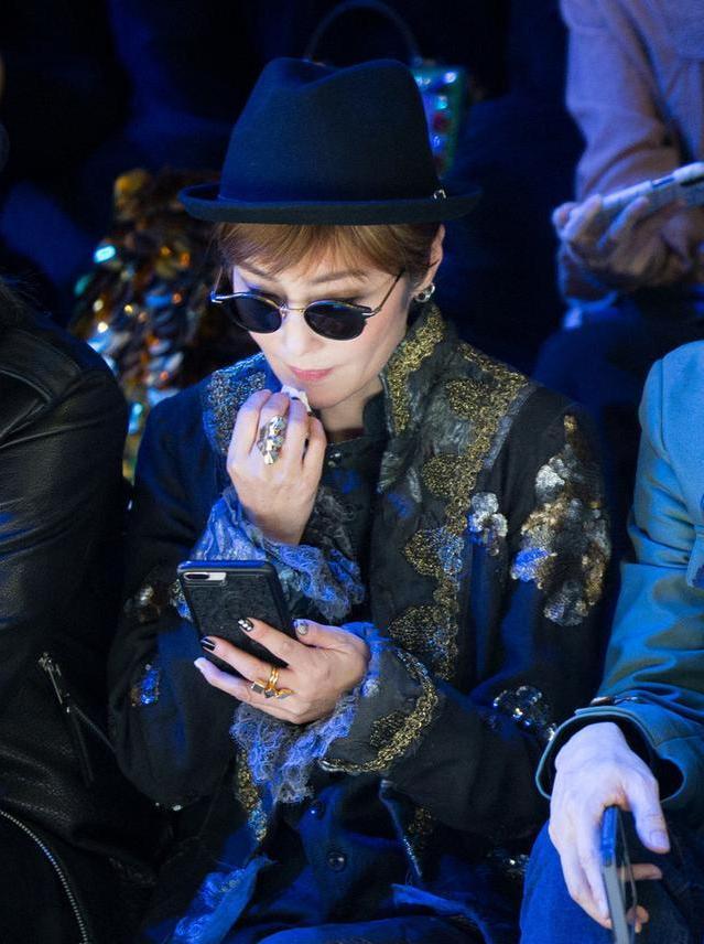 一代港片女神张敏自拍照曝光就算开了10级美颜也难逃岁月痕迹