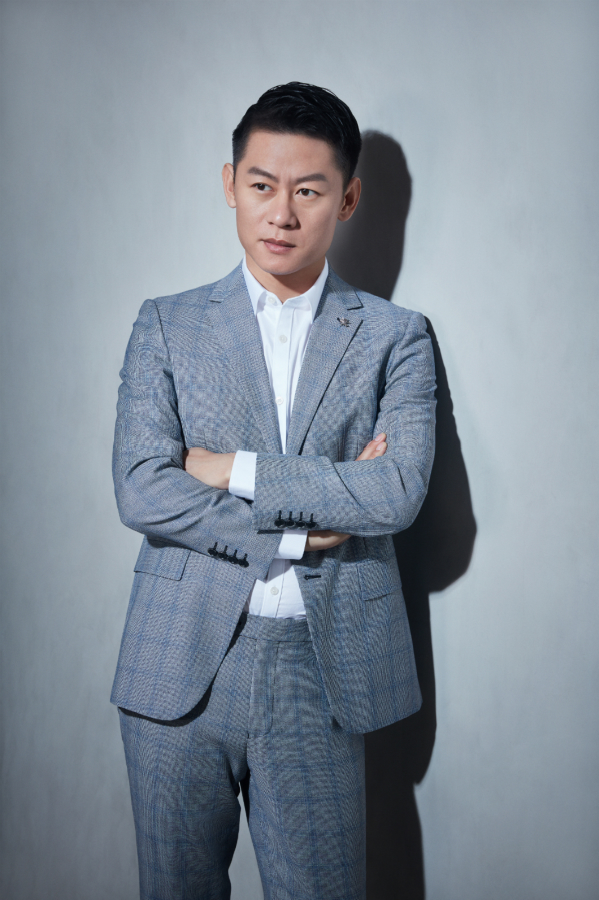 简约而时尚的造型,十分突出李健刚毅硬汉的气场.