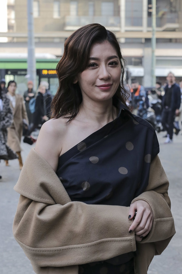 贾静雯穿斜肩波点裙超减龄,但看到无修图时,终于相信她已44岁了