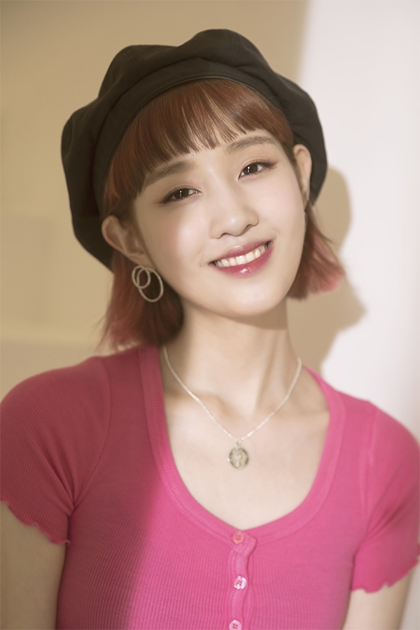 朴宝蓝2日在音乐银行首次公布新歌《因为想要》