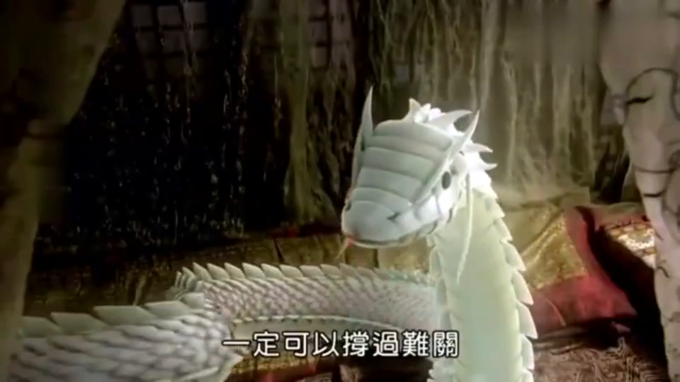 白素贞躺床上现出原形,化身一条大白蛇,把许仙给吓死了!