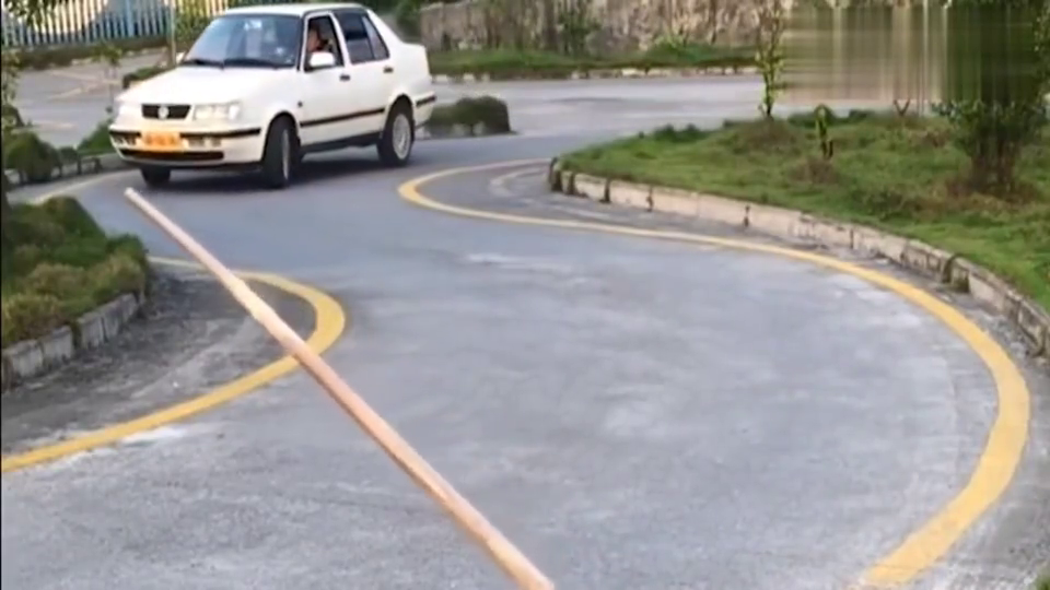 科目二:倒车入库左倒库的另外一种实用方法,入