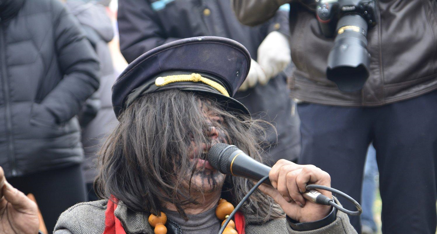 男子花式乞讨,脸涂墨汁头戴假发遭嘲笑,两小时后让人同情!