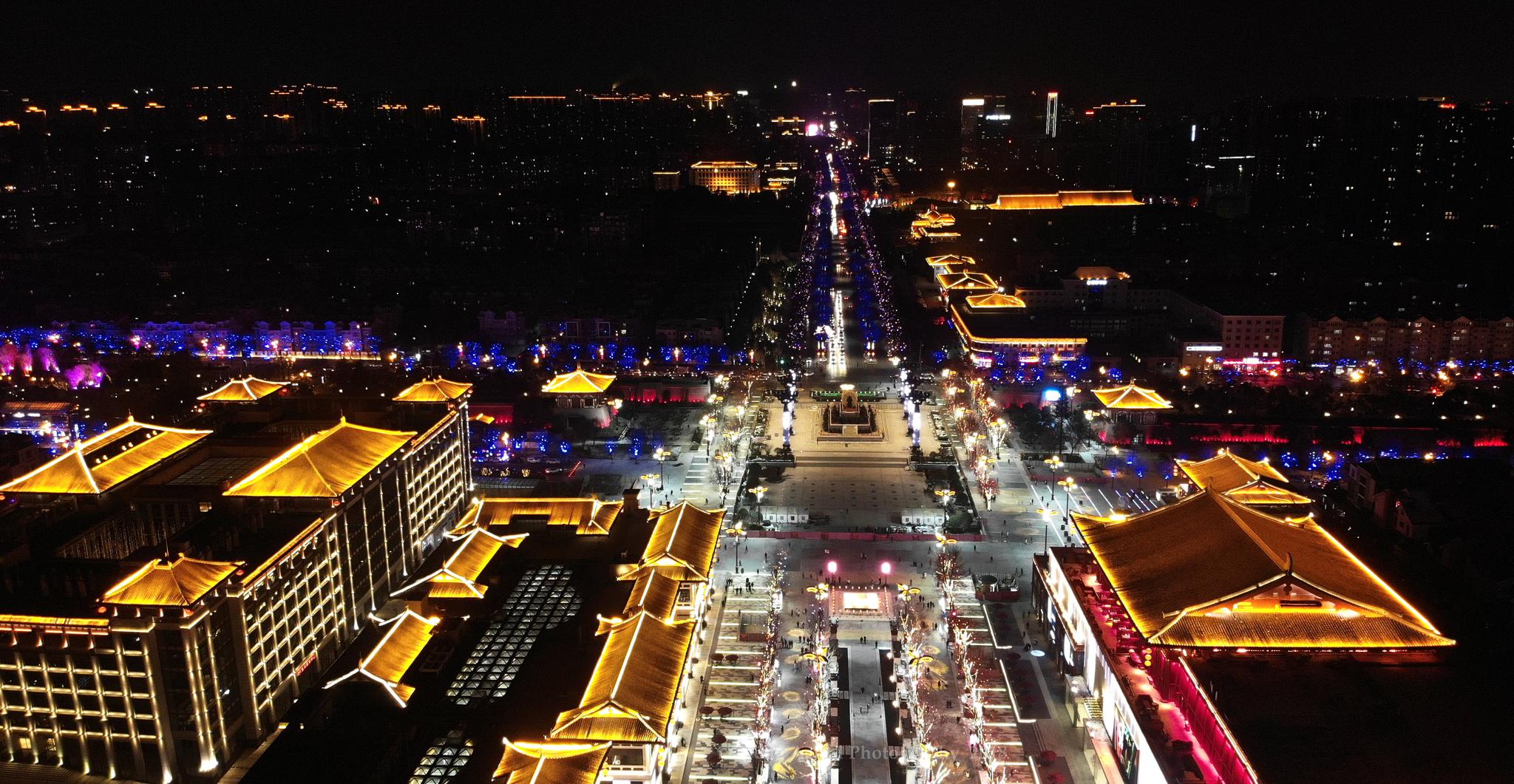 西安曲江大唐不夜城的夜景璀璨迷人从航拍的角度看太美了