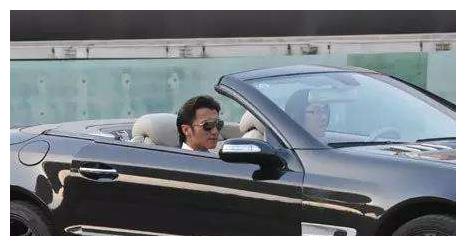 看看谢霆锋座驾再看看李亚鹏的网友终于知道为啥王菲不选他