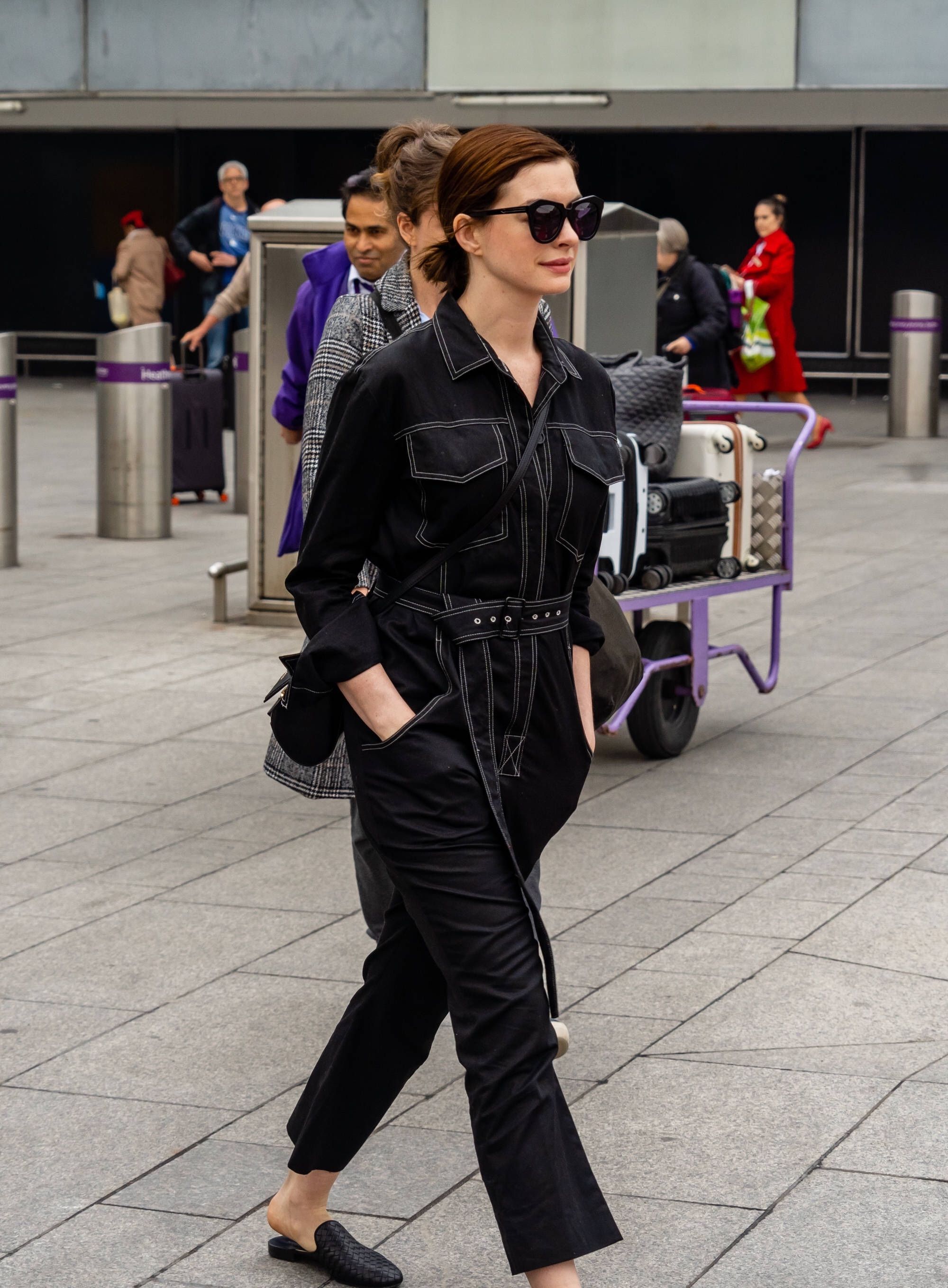 安妮·海瑟薇现身伦敦机场,全黑行头尽显女神魅力