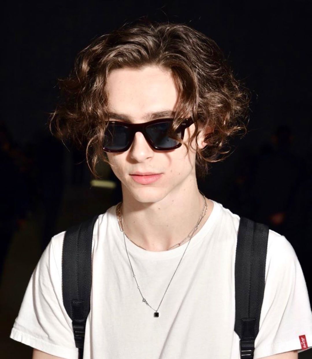 甜茶巴黎时装周看秀,一身白t配牛仔裤,美男穿得再简单依旧亮眼