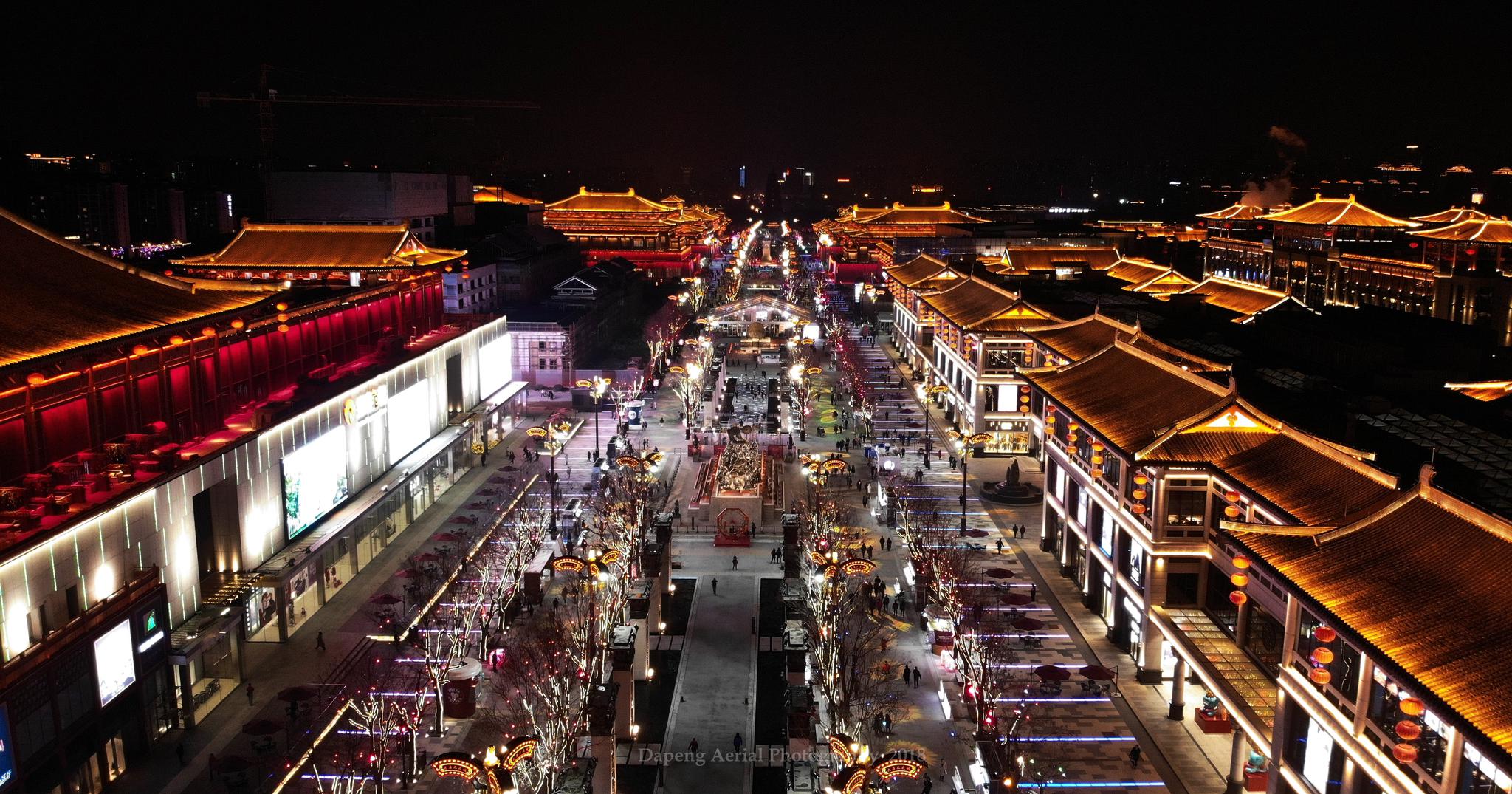 西安曲江大唐不夜城的夜景璀璨迷人从航拍的角度看太美了
