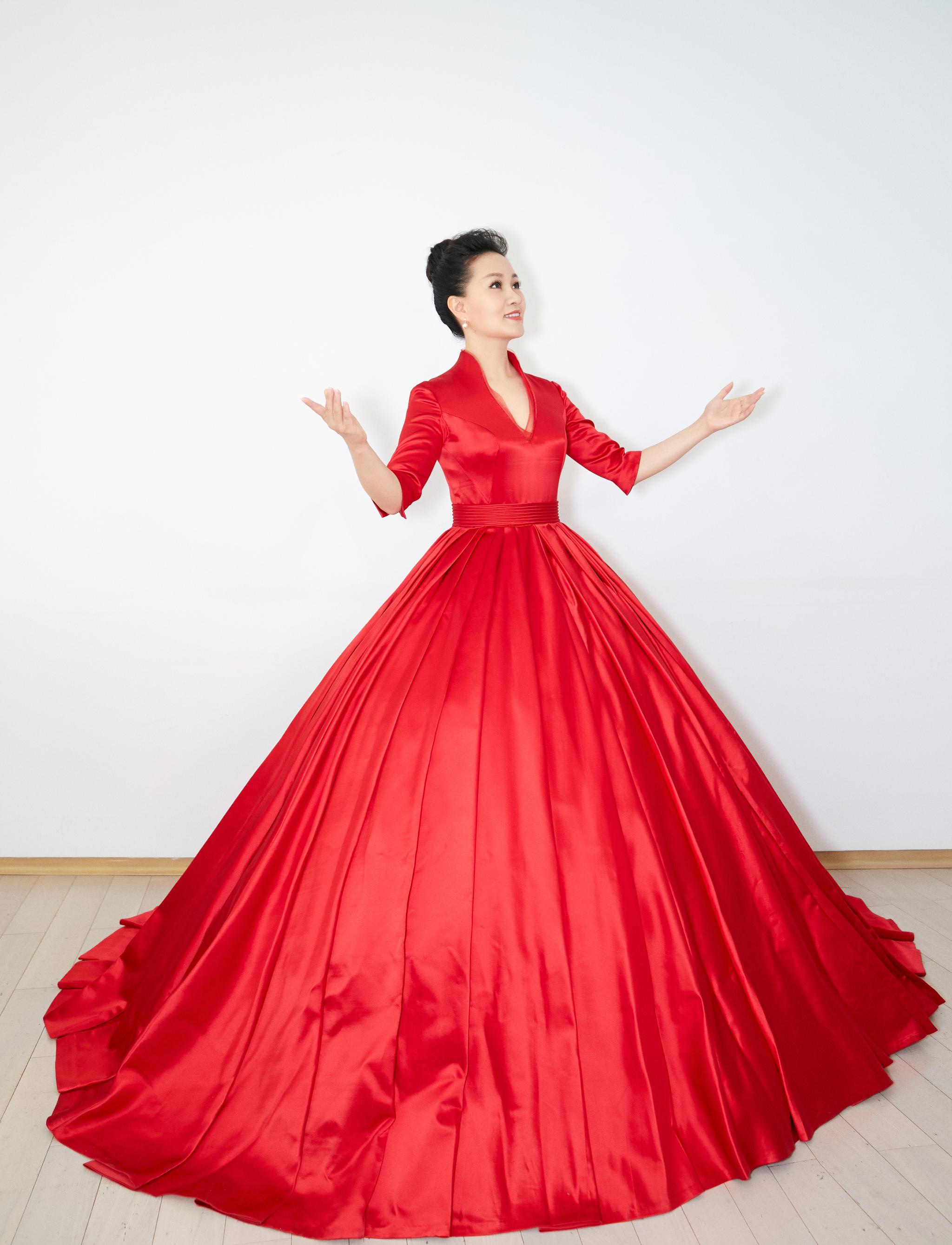 雷佳《献给祖国的歌》深圳独唱音乐会 唱响70年经典