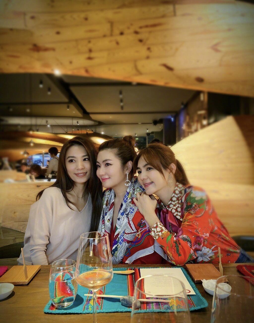 she合体为selina庆祝38岁生日,二十年的友谊,依旧如初.