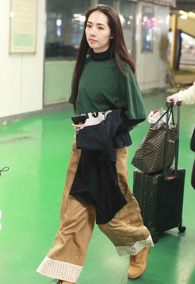 郭碧婷35岁还敢素颜走机场真实在,但看眼睛却真老了
