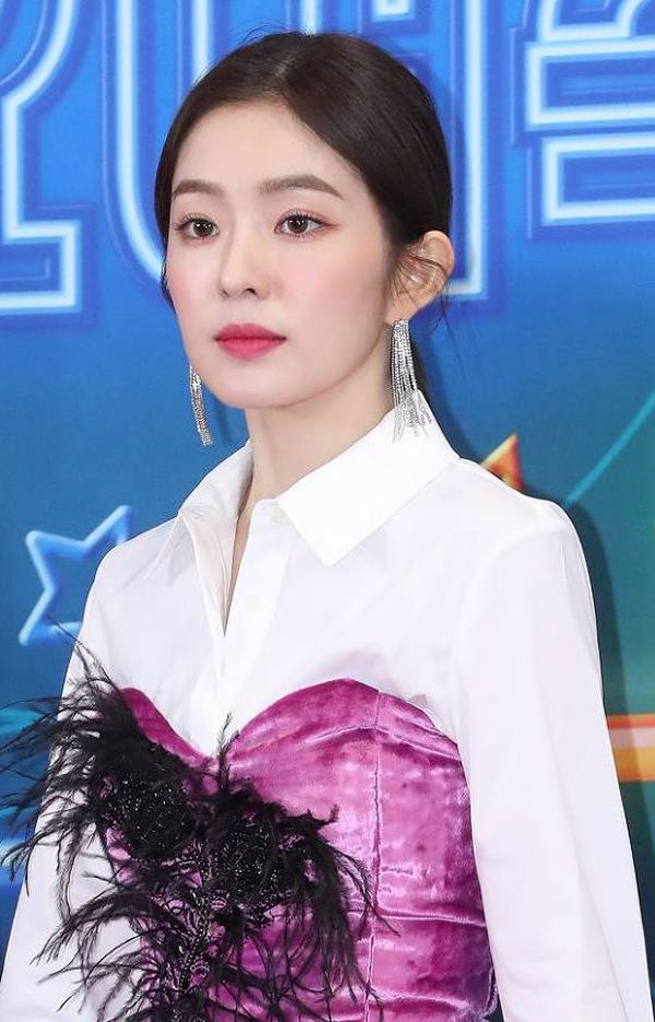 裴珠泫irene白衬衫配丝绒短裙清纯又奢华,银色耳坠和手环显优雅