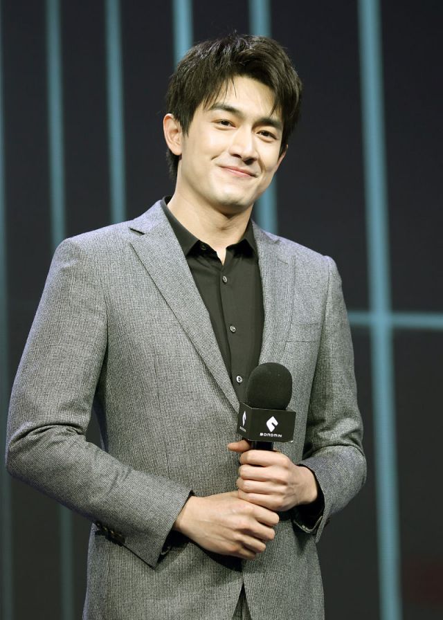 林更新出席商业活动一身灰色西装小表情呆萌