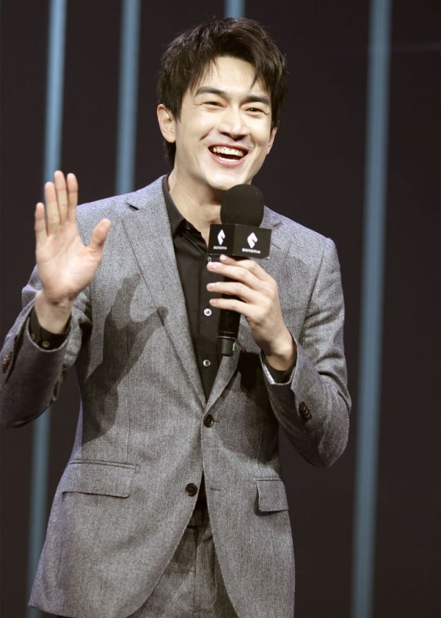 林更新出席商业活动一身灰色西装小表情呆萌