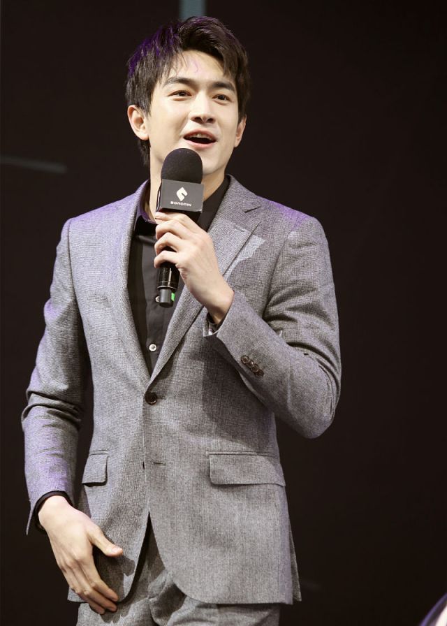 林更新出席商业活动一身灰色西装小表情呆萌