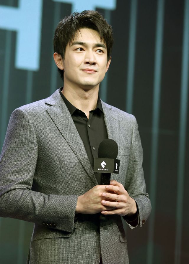 林更新出席商业活动一身灰色西装小表情呆萌