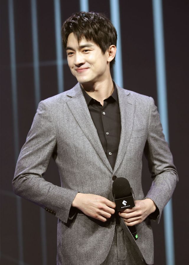 林更新出席商业活动一身灰色西装小表情呆萌