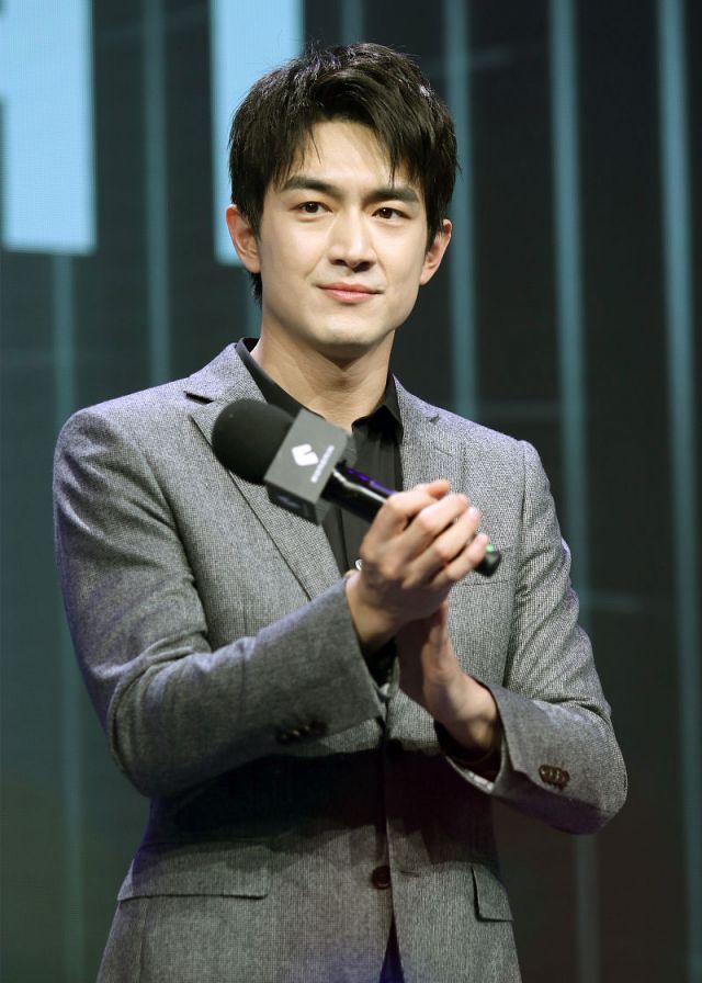 林更新出席商业活动一身灰色西装小表情呆萌