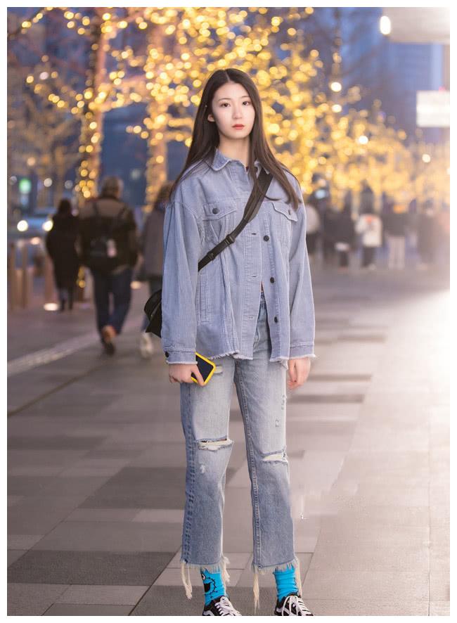 的黑色大衣给人一种简洁干练的气质,用黑色腰带修饰勒出了纤细小蛮腰