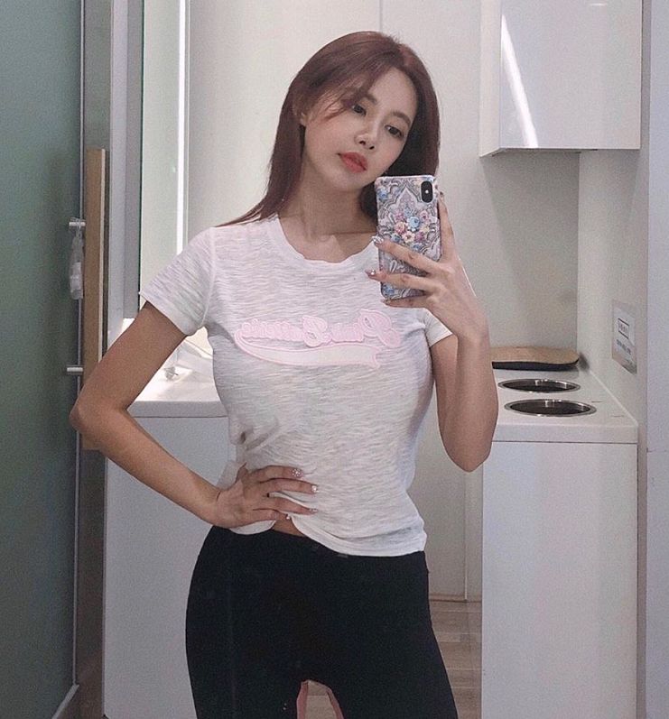 精致美貌犹如金发洋娃娃被居丽夫人李居丽彻底迷住了