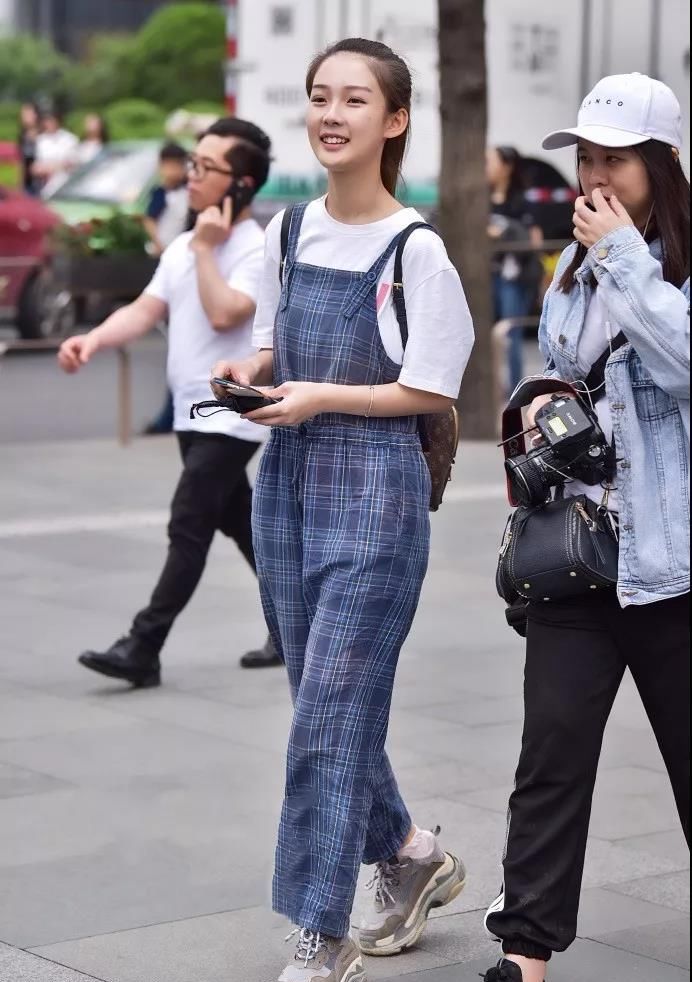 街拍:两位成熟的美妇,身材丰腴,上围饱满,走在街上很是迷人!|美妇|小姐姐|身材_新浪新闻
