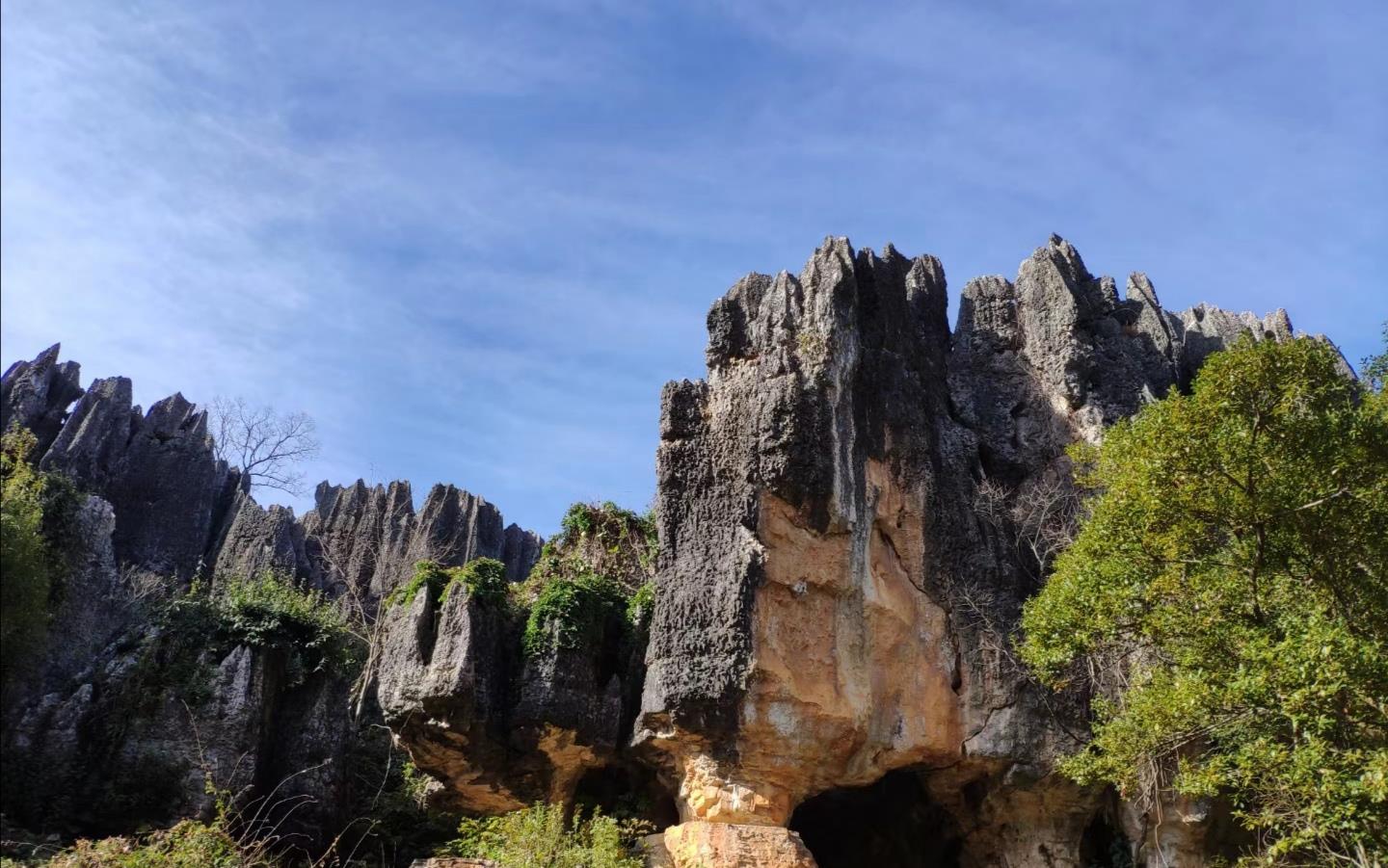 昆明极具特色的石林:乃古石林