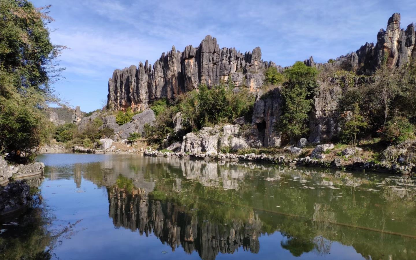 昆明极具特色的石林:乃古石林