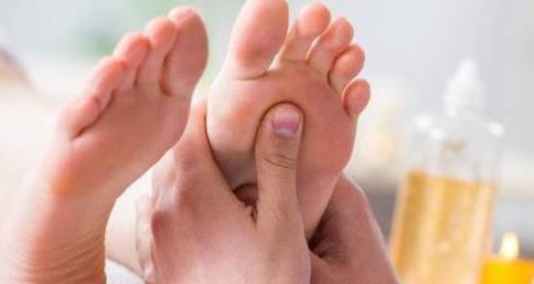 失眠的人,睡前坚持碰一碰脚底一地方,晚上睡得稳一觉到天亮