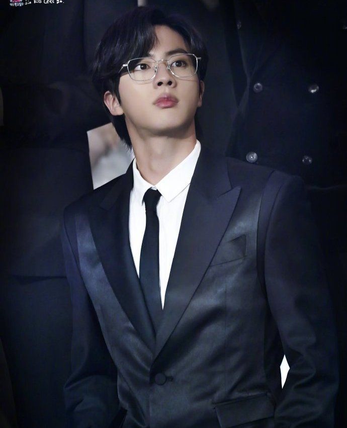 金硕珍上韩国实时趋势第一,戴眼镜知性斯文,全黑西装清冷又帅气