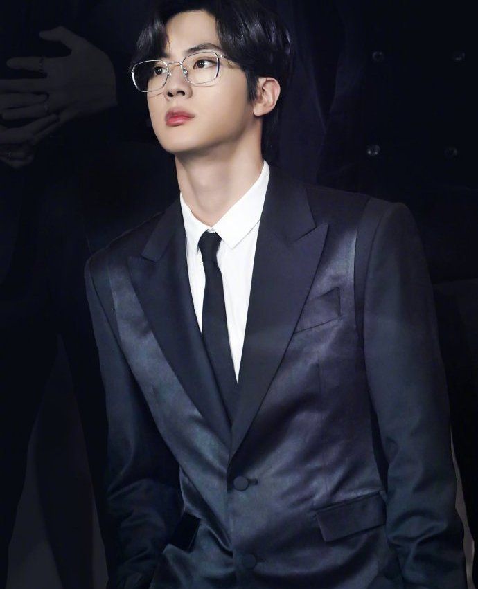 金硕珍上韩国实时趋势第一,戴眼镜知性斯文,全黑西装清冷又帅气