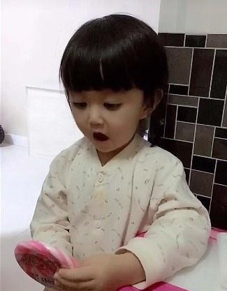 真逗，上个厕所，女儿还赖在身边喊加油，妈妈气得肝疼休闲区蓝鸢梦想 - Www.slyday.coM