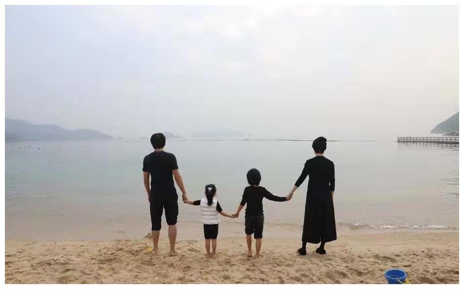 孙俪晒一家四口海边合照 夫妇二人等等小花玩耍跳跃超温馨