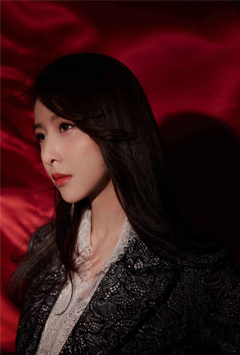 贾青受邀出席颁奖盛典 黑白印花套西尽显从容知性