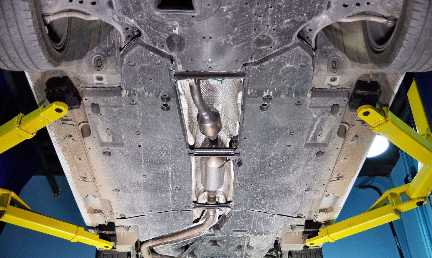 丰田凯美瑞值得入手吗?跑5万公里之后看底盘,车友:真打脸