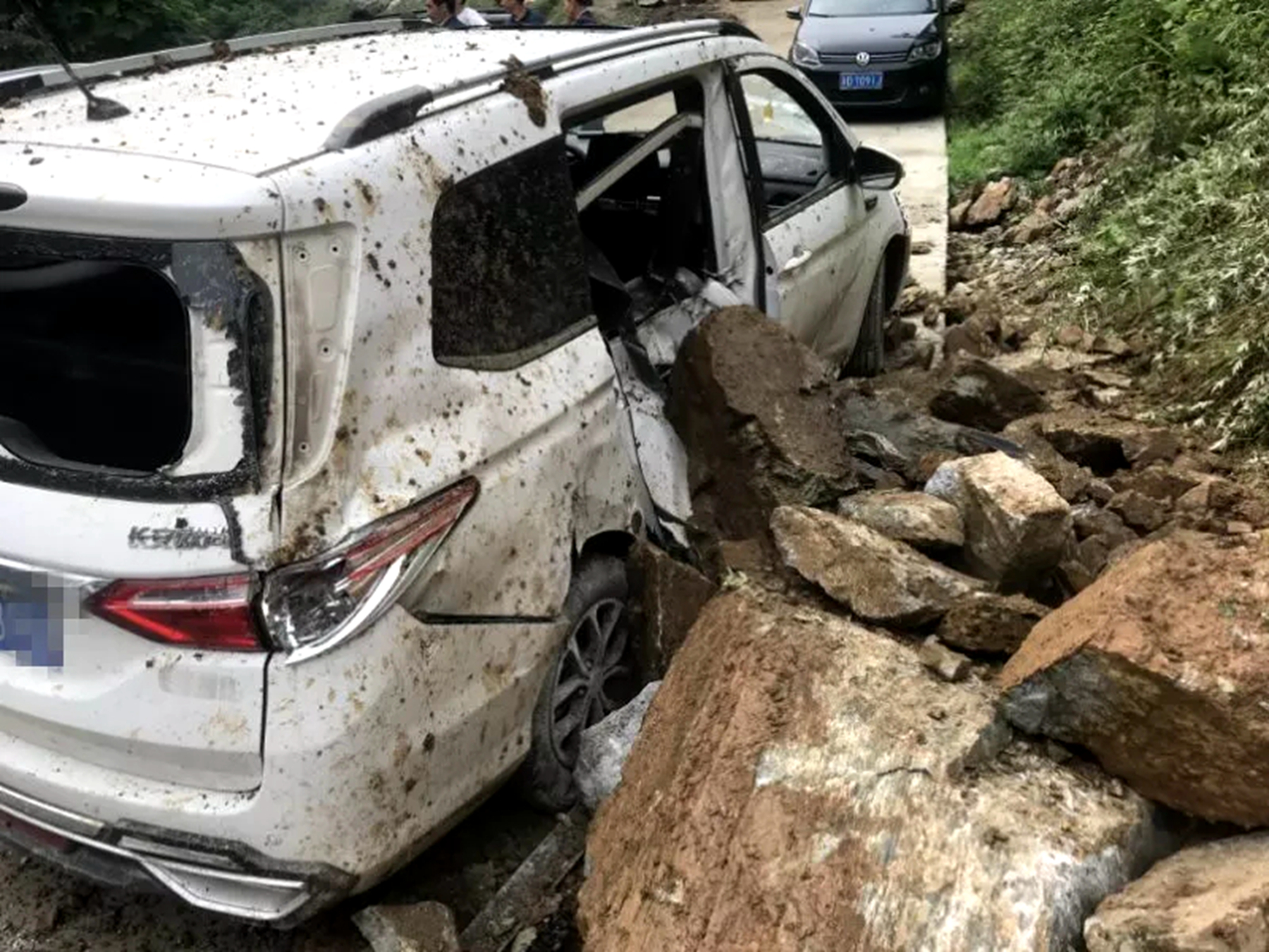 紫阳县一山体滑坡砸中5辆小车 无人员伤亡