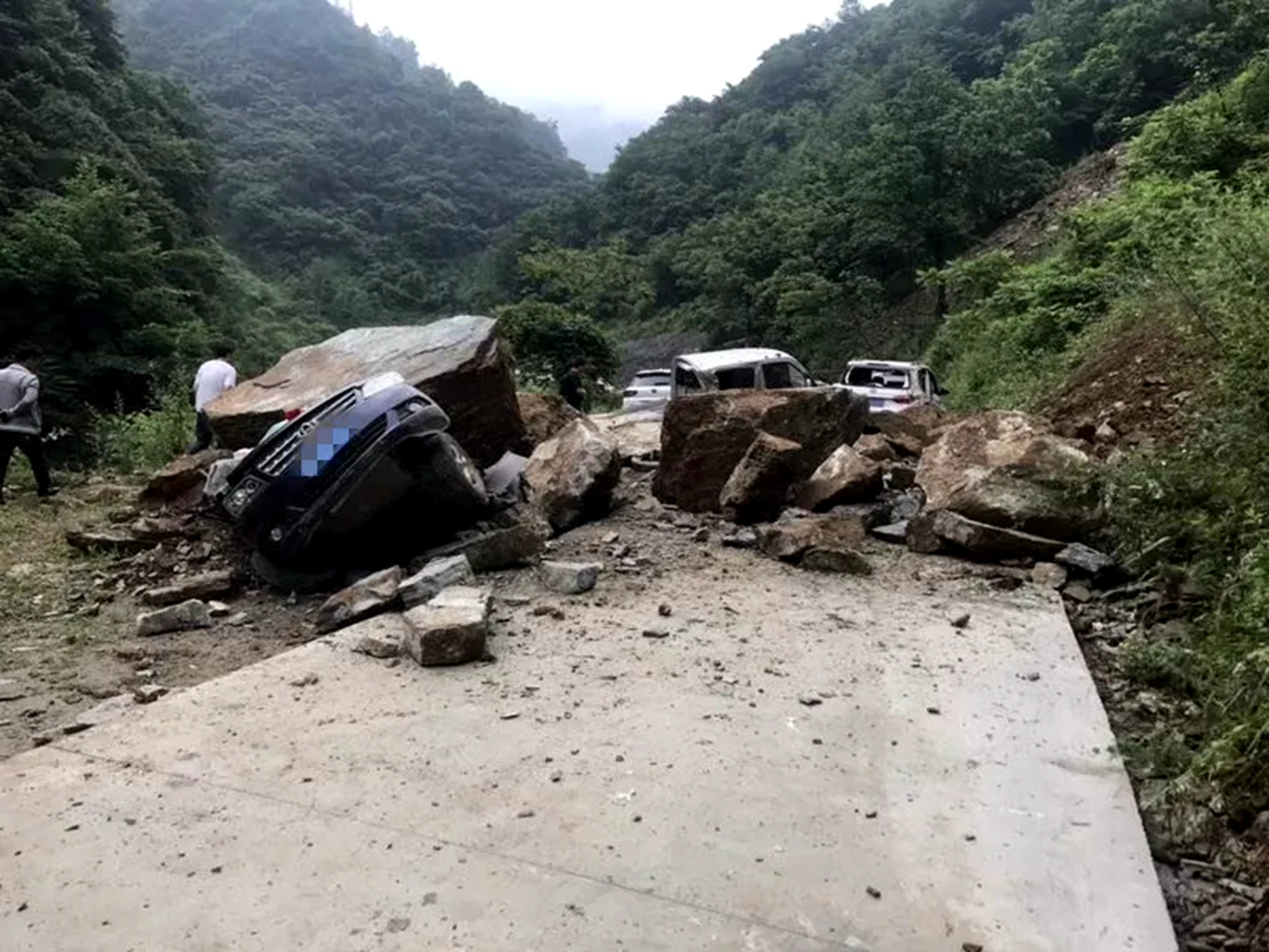 紫阳县一山体滑坡砸中5辆小车 无人员伤亡